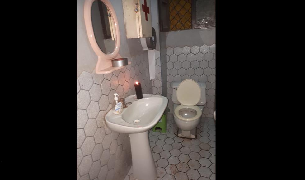 Mientras el profesor Arístides Vara era golpeado salvajemente por los chamanes, el dueño de casa encendía una vela negra en el baño del segundo piso. Luego se dispuso a sahumar.
