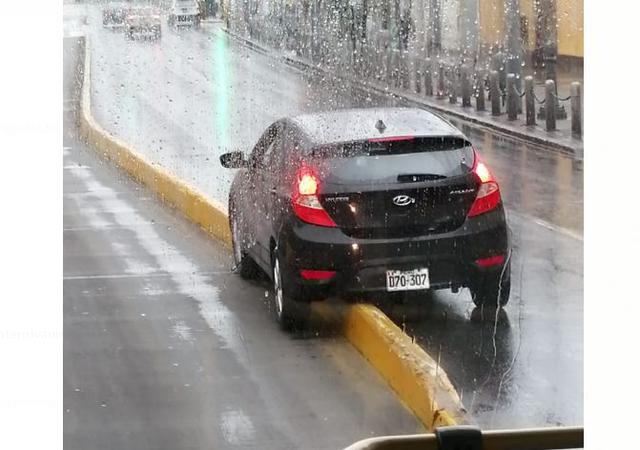 Vehículo negro de placa D70-307 invadió el carril exclusivo del Metropolitano y quedó atrapado en la berma que divide la vía de los buses con la de los autos particulares. (Foto: Iván Huerta / GEC)