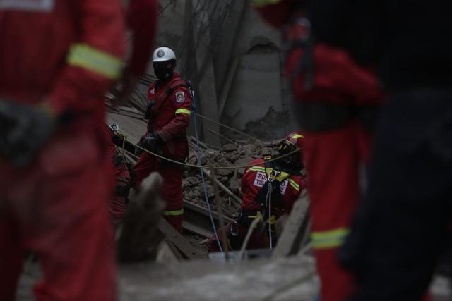 Desde la tarde del último lunes los rescatistas trabajan para sacar a Huerto Garrido, quien permaneció atrapado entre los escombros durante tres días. (Foto: Cesar Grados/@photo.gec)