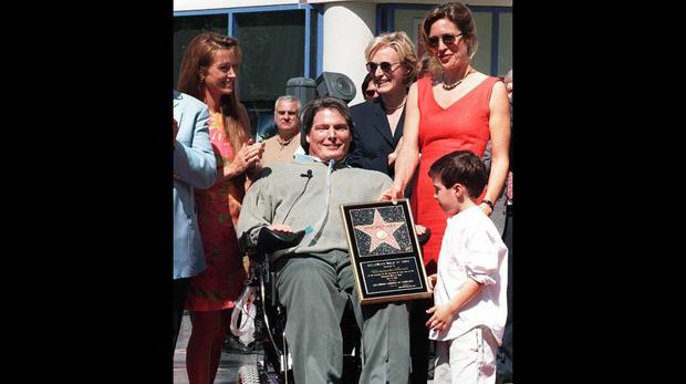 On May 27, 1995, the actor's life changed forever.  In a horse riding contest, he suffered a fracture of two cervical vertebrae and the accident severed his spinal cord.  Photos: AFP / Warner Bros.