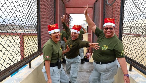 PERSONAL DE INSTITUTO NACIONAL PENITENCIARIO INPE QUE TRABAJA EN NAVIDAD EN EL PENAL VIRGEN DE FATIMA EN CHORRILLOS.
FOTOS: ALESSANDRO CURRARINO/EL COMERCIO