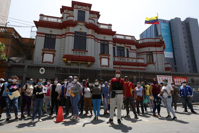 Venezolanos llegaron hasta su embajada para solicitar vuelos humanitarios. (Foto: Fernando Sangama/GEC)