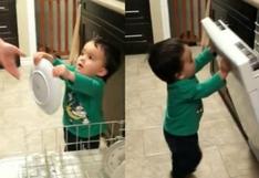 Niño apoya en las labores del hogar y ayuda a su padre a lavar los platos | VIDEO