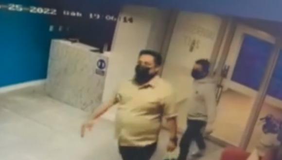 Roban mangueras contra incendio y extintores de edificio | Foto: Latina (Captura de video)