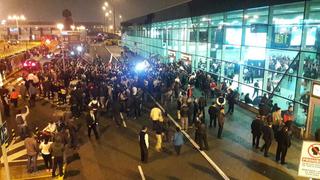 Perú fue recibido por cientos de hinchas en el aeropuerto