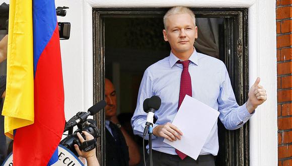 Fotografía del 19 de agosto de 2012 que muestra al fundador de Wikileaks, el australiano Julian Assange, durante una declaración pública desde el balcón de la Embajada de Ecuador en Londres. (EFE/Kerim Okten)
