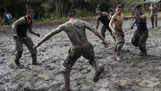 Guerrilleros de las FARC esperan firma de la paz jugando fútbol