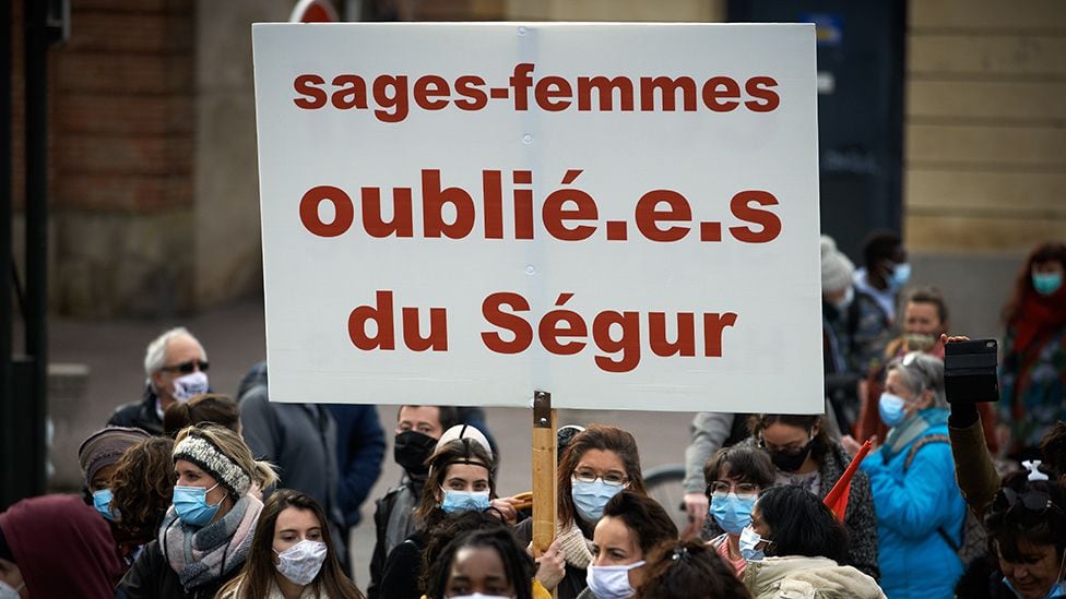 Some in France use low points instead of medium points, like this protest poster that says 