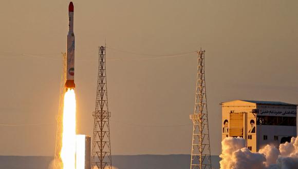 Una imagen distribuida publicada por el Ministerio de Defensa de Irán el 30 de diciembre de 2021 muestra un cohete satelital Simorgh (Phoenix) despegando durante su lanzamiento. (IRANIAN DEFENCE MINISTRY / AFP).