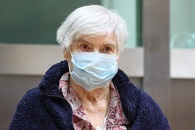 La acusada Clara Maes, de 89 años, escucha el veredicto del tribunal de Arlon en Bélgica, el 9 de octubre de 2020. (AFP / BELGA / BELGA / Vincent LESCAUT).