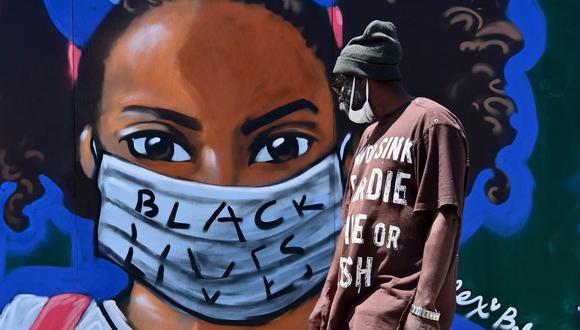 Una persona pasa junto a un mural callejero de la artista Lexi Bella el 16 de junio de 2020 en el distrito de Brooklyn de la ciudad de Nueva York, Estados Unidos. (Angela Weiss / AFP).
