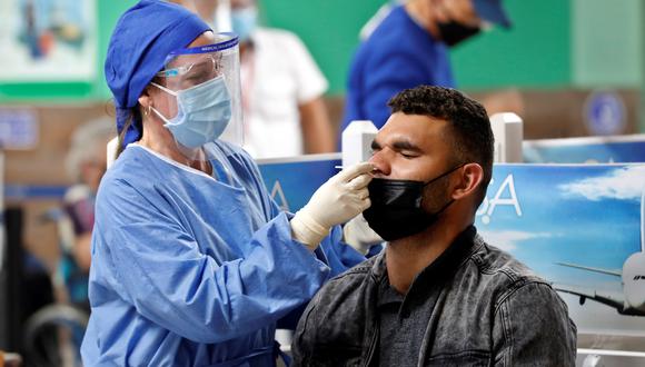 Pasajeros llegan al aeropuerto internacional José Martí y se realizan la prueba PCR para detectar el COVID-19. (Foto: EFE)