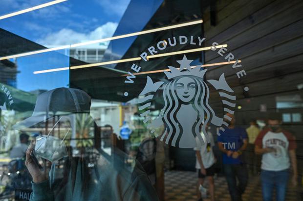 El logo de Starbucks se ve en un supermercado del distrito de Las Mercedes en Caracas, el 23 de diciembre de 2021. (Federico PARRA / AFP).