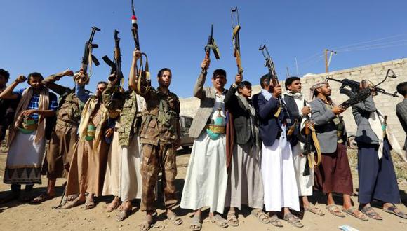 Simpatizantes de los rebeldes hutíes sostienen armas durante una manifestación para demostrarles su apoyo, en Saná, Yemen. (Foto: EFE)