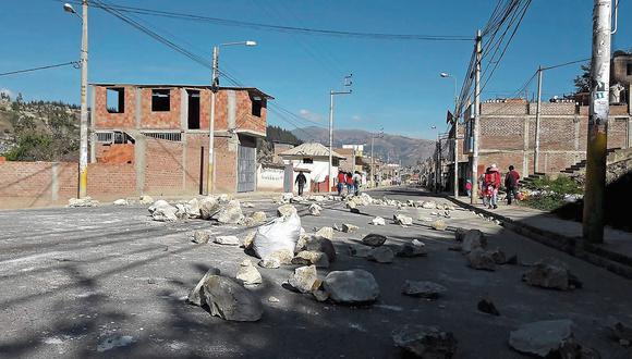 Piquetes de manifestantes se desplazan por las principales vías de la ciudad de Andahuaylas desde el 14 de junio. Las calles están llenas de piedras, palos y basura. (Foto: Milqueades Pérez)