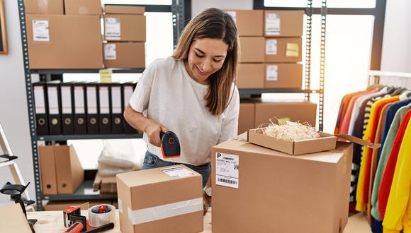 Mujer en su negocio propio. (Foto: iStock)