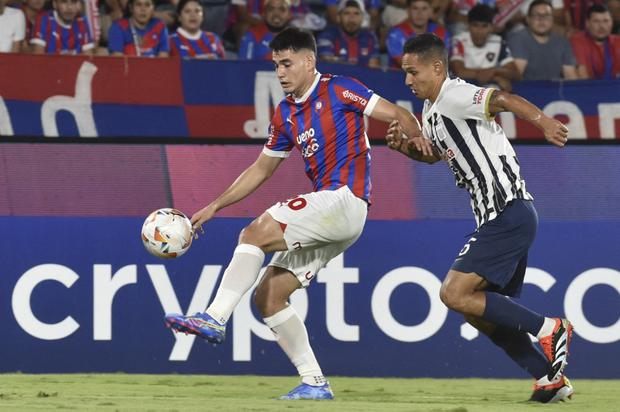 Cerro Porte�o's midfielder Wilder Viera (L) and Alianza Lima's defender Renzo Garces fight for the ball during the Copa Libertadores group stage first leg football match between Paraguay's Cerro Porte�o and Peru's Alianza Lima at the La Nueva Olla stadium in Asuncion on April 10, 2024. (Photo by NORBERTO DUARTE / AFP)