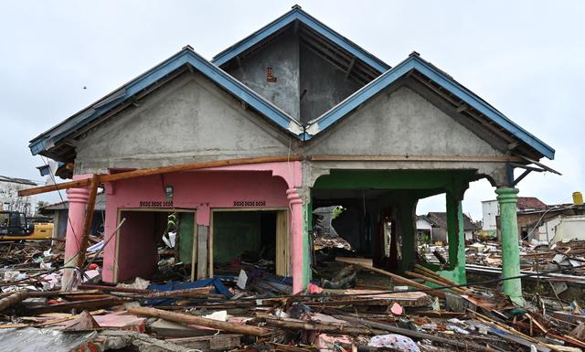Tsunami en Indonesia deja 429 muertos 1.485 heridos y 154 desparecidos tras erupción del volcán Anak Krakatoa. (AFP).