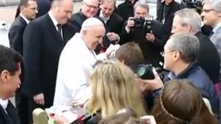 Niño peruano le entrega camiseta de la "U" al papa [VIDEO]