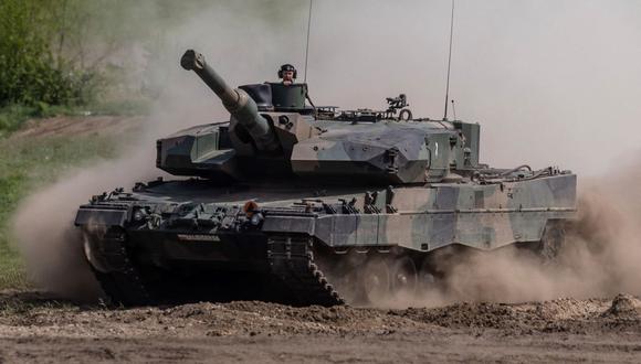 Esta fotografía tomada el 19 de mayo de 2022 muestra a soldados de Polonia en un tanque Leopard durante el ejercicio militar DEFENDER-Europe 22, en Nowogard, Polonia. (WOJTEK RADWANSKI / AFP).