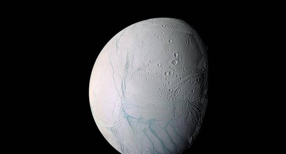 Investigadores de la Cassini han encontrado evidencia de que la región polar del sur de Encelado - el terreno fracturado visto aquí en la parte inferior - puede haber estado originalmente más cerca del ecuador de la luna helada. (Foto: NASA/JPL-Caltech/ Space Science Institute)