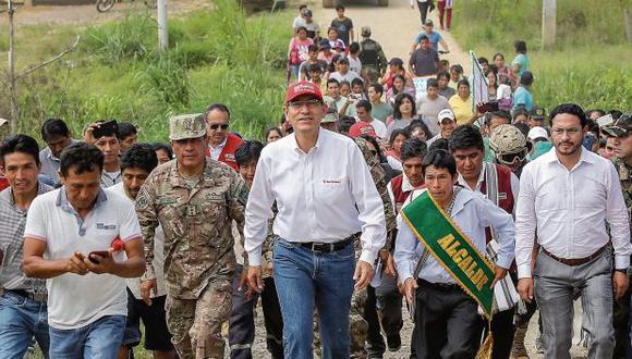 Los pobladores de los distritos de Pangoa y Río Tambo, en la zona del Vraem perteneciente a Junín, se acercaban ayer al presidente para pedirle obras de agua potable, desagüe y electrificación. (Foto: Sepres)