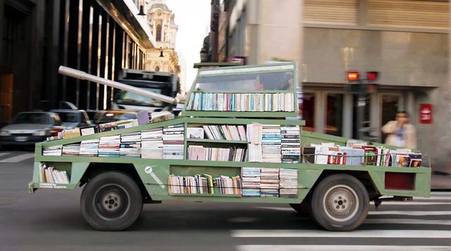 Un artista reparte libros en Argentina dentro de un tanque - 1