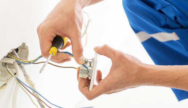 No intentes arreglar algo por tu cuenta, llama a un electricista cuando sea necesario. (Foto: Shutterstock)