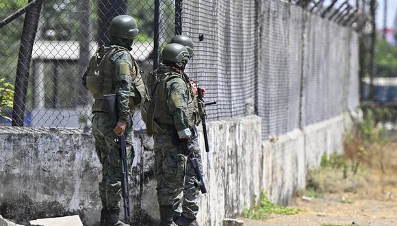 Miembros del Ejército ecuatoriano vigilan las afueras de la Penitenciaría del Litoral en Guayaquil, Ecuador, el 4 de noviembre de 2022.  (Foto de Rodrigo BUENDIA / AFP)