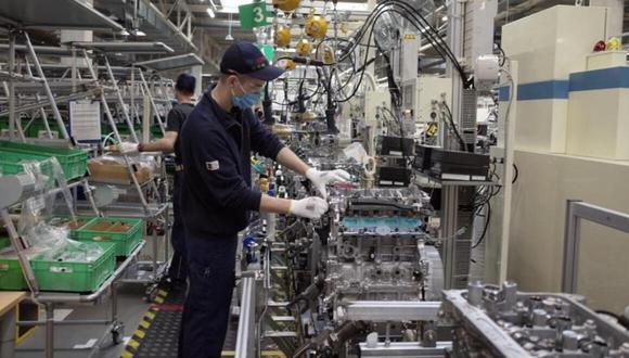 Imagen de un trabajador en una fábrica de motores