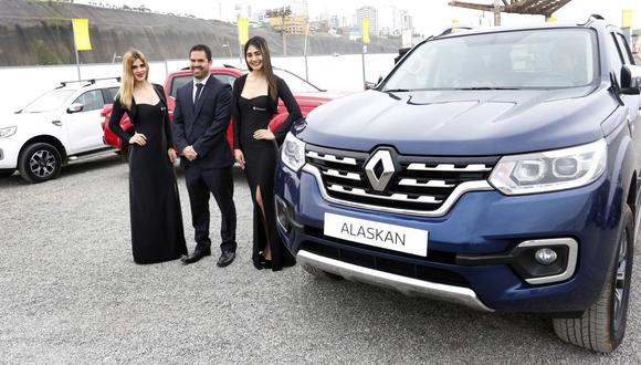 Jim Alvarado, gerente de Renault en el Perú, junto a la Renault Alaskan.