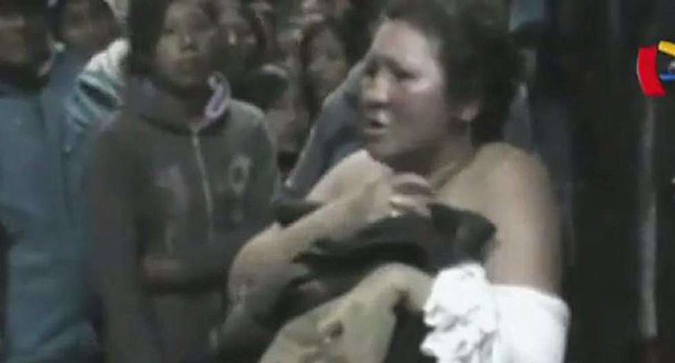 Mujer es golpeada tras ser descubierta robando. (Foto: Captura YouTube)