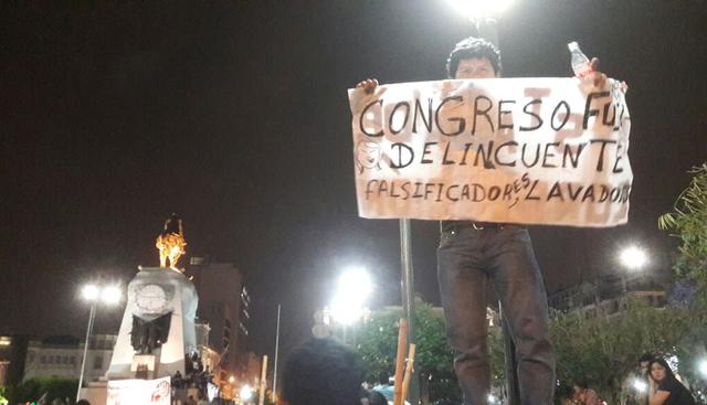 Un grupo de manifestantes se congregó en la plaza San Martín para dar discursos contra la corrupción. (Juan Pablo León)