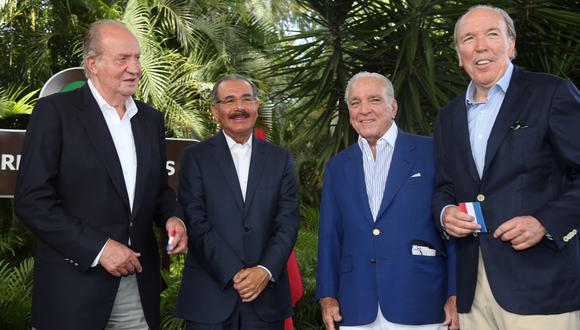 En esta foto del 2015, el rey emérito Juan Carlos I posa junto al presidente dominicano, Danilo Medina, Alfonso y José Fanjul. (Reuters)