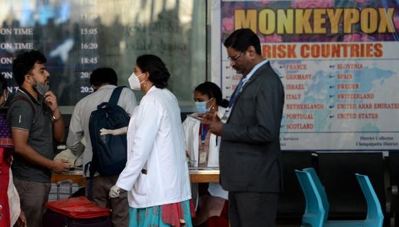 Los trabajadores de la salud examinan a los pasajeros que llegan del extranjero para detectar síntomas de la viruela de mono en Aeropuerto Internacional Anna en Chennai (India) el 3 de junio de 2022. Foto: Arun SANKAR / AFP