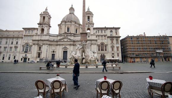 Las mesas vacías se muestran en la Piazza Navona ya que el gobierno debe anunciar restricciones más estrictas para la enfermedad por coronavirus (COVID-19), en Roma, Italia, el 12 de marzo de 2021. (REUTERS/Yara Nardi).