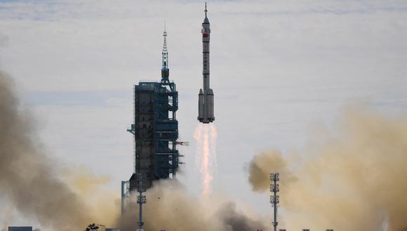 El cohete Long March-2F despega hacia la estación china Shenzhou-12 con una tripulación de 3 astronautas. (Foto: GREG BAKER / AFP)