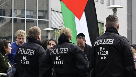 Agentes de policía hacen guardia frente a la entrada de la sede de la llamada Conferencia Palestina en Berlín, Alemania, el 12 de abril de 2024. (Foto de JOHN MACDOUGALL / AFP)