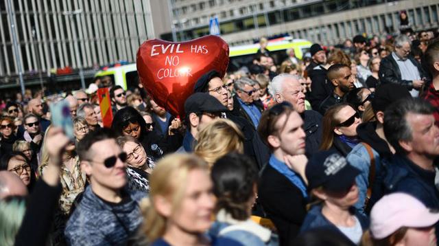 Miles de suecos responden a atentando con marcha por el amor - 17