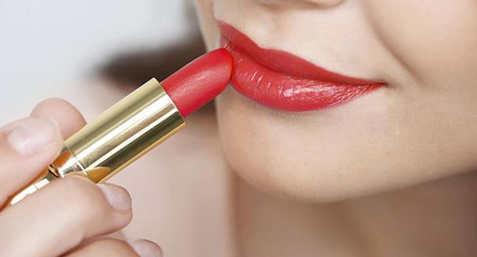 El truco es muy fácil y de esta manera conseguirás que tus labios estén pintados todo el día. (Foto: IStock)