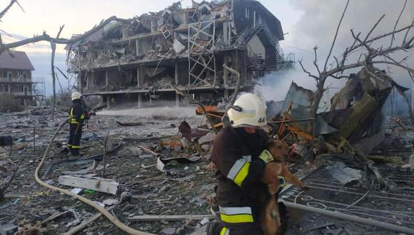 Imágenes mostraron un edificio en llamas y escombros durante la ola de destrucción en la ciudad del Mar Negro..