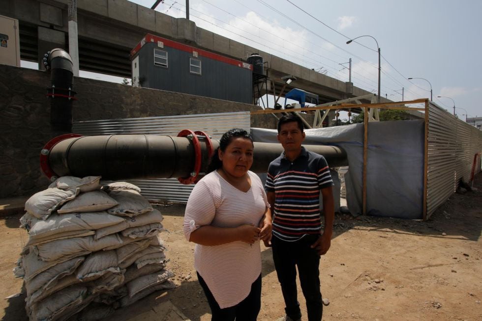 Sandra Hinojosa y Elías Alania viven frente a la tubería que colapsó. Ellos y sus familias viven con un constante mal olor y el temor a tener más enfermedades. (Miguel Bellido)