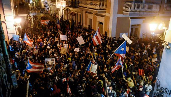 La protesta se registró luego de que el gobernador de Puerto Rico anunciara que no se presentará a la reelección, que dimite como presidente de su partido, pero que no dimitirá al cargo tras el escándalo que salude a la política de la isla. (Reuters)