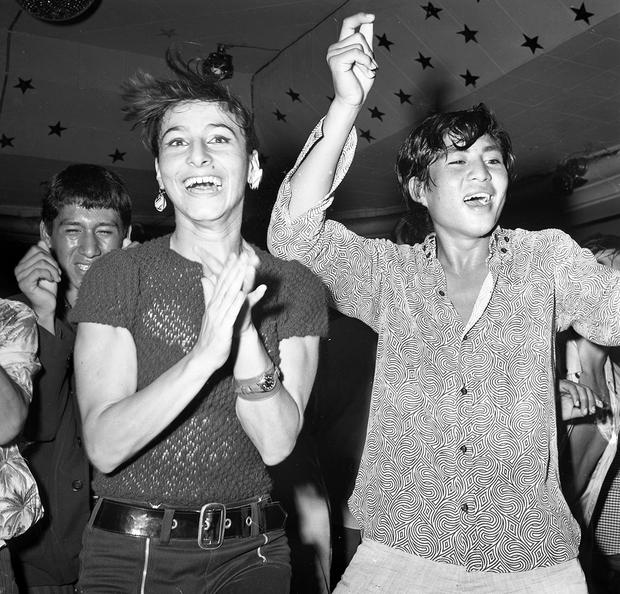 For four hours they did not stop dancing to a noisy music from the modern Nueva Oleros ensembles.  Postcard from 1968. Photo: GEC Historical Archive