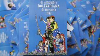 Venezuela: niños reciben Constitución con la imagen de Hugo Chávez