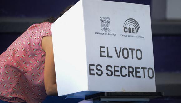 Una mujer vota en un colegio electoral en Guayaquil durante la elección presidencial ecuatoriana y el referéndum sobre minería y petróleo, el 20 de agosto de 2023. (Foto de Gerardo MENOSCAL / AFP)