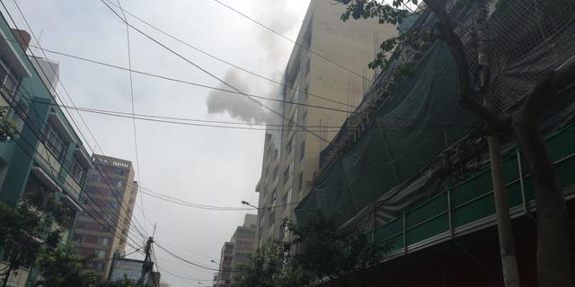 El incendio se produjo poco antes de la 1 p.m. en la primera cuadra de la calle Porta (Foto: Rosa Mosquera)