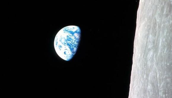 Los cambios en la distancia de la Luna han venido afectando durante millones de años cómo la Tierra gira sobre su eje. La imagen muestra en su orientación original la foto célebre tomada por William Anders, uno de los astronautas de la misión Apolo 8 en 1968. (Foto: NASA)
