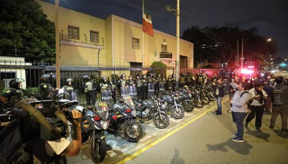La Embajada de México en el Perú es resguardada por un contingente de la Policía.