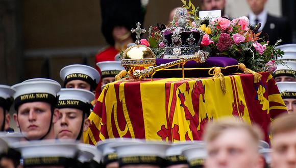 Los símbolos que adornan el féretro de la reina Isabel II. (Getty Images).
